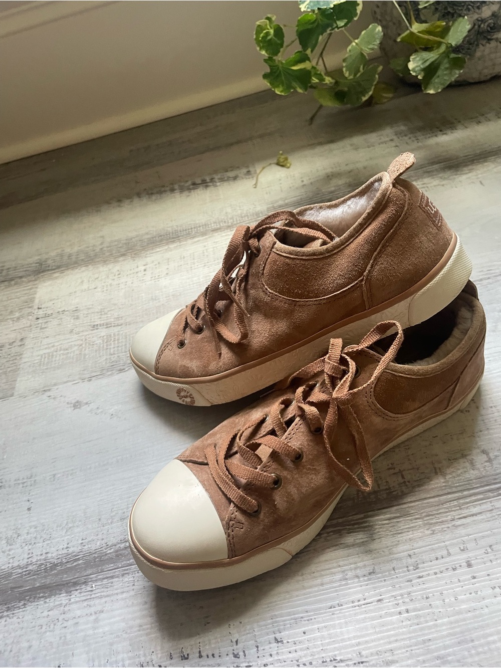 Ugg Evera Chestnut Suede Sneakers in Sz 10 in like new condition - Picture 3 of 16